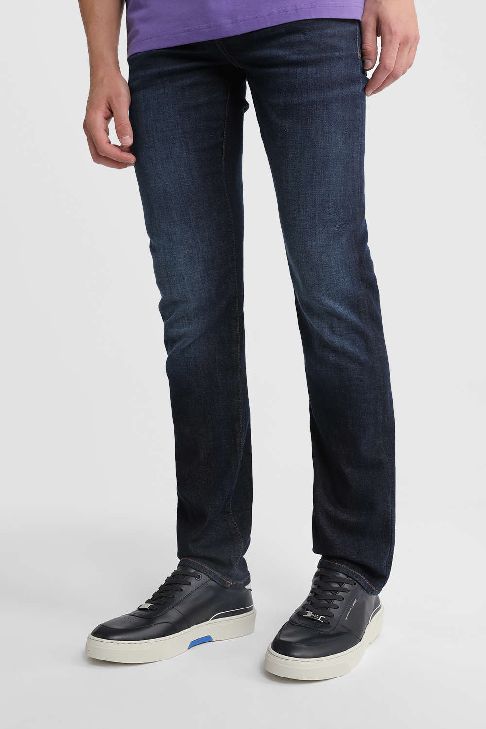 תמונת כל הלוק של בוס X פורשה נעלי סניקרס